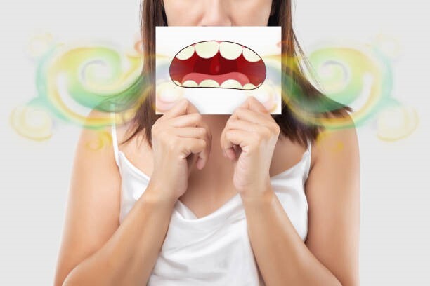 علائم زخم معده چیست؟ + روش‌های درمان حالت تهوع و بوی بد دهان