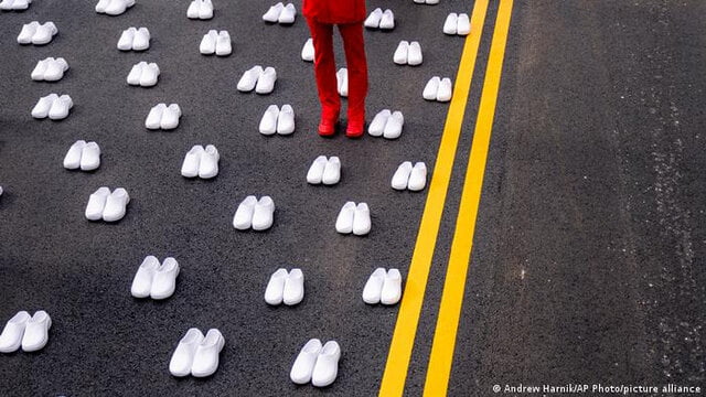 یادبود قربانیان کرونا در قلعه "پراگ" و کفش‌های سفید به احترام کادر درمان