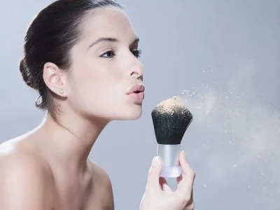پودر تالک چگونه در لوازم آرایشی استفاده میشود؟