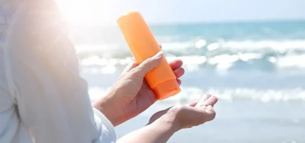 آموزش استفاده از کرم پودر برای محافظت پوست در برابر نور خورشید آموزش استفاده از کرم پودر برای محافظت پوست در برابر نور خورشید