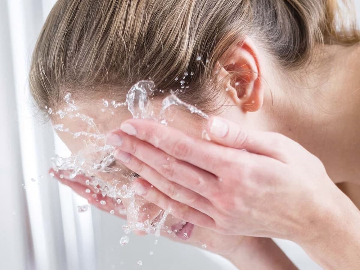 آیا برای شستشوی صورت بهتر است از آب سرد یا گرم استفاده کنیم؟