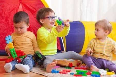 چگونه کودک خلاق تری داشته باشیم؟ 10 روش علمی پرورش خلاقیت کودک