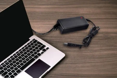 لپ تاپ وصل شده اما شارژ نمیشود؟ 8 نکته برای حل مشکل