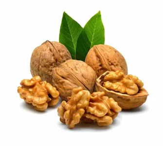 آبیاری درخت گردو در زمان گلدهی