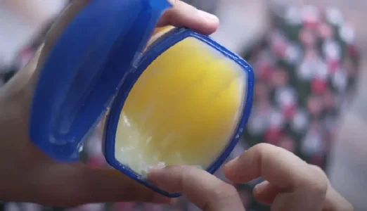 قبل خواب به صورت خود وازلین بزنیم؟ قبل خواب به صورت خود وازلین بزنیم؟