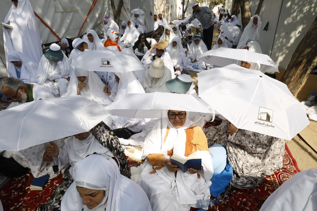 حاشیه‌های برگزاری دعای عرفه حجاج در عرفات+ فیلم