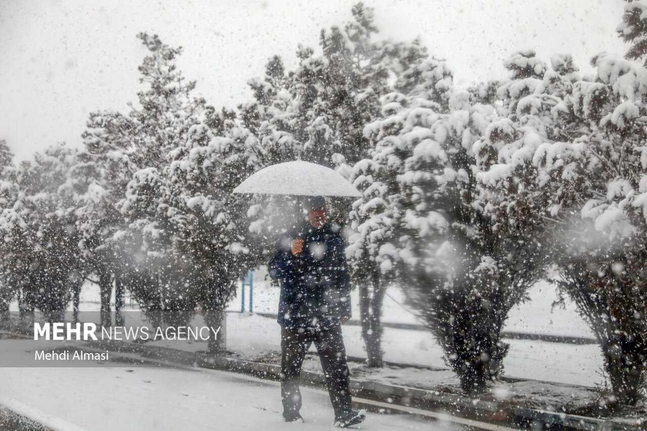 غرب و جنوب اصفهان برفی شد؛ کاهش ۱۰ درجه ای دما - خبرگزاری آنلاین | اخبار ایران و جهان