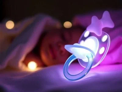پستانک ارتودنسی شب تاب بیبی لند کد 486 - نقد و بررسی کامل پستانک ارتودنسی شب تاب بیبی لند کد 486 - نقد و بررسی کامل