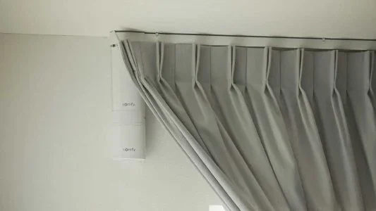 پرده برقی: راحتی و زیبایی در کنترل نور و حریم خصوصی خرید پرده برقی